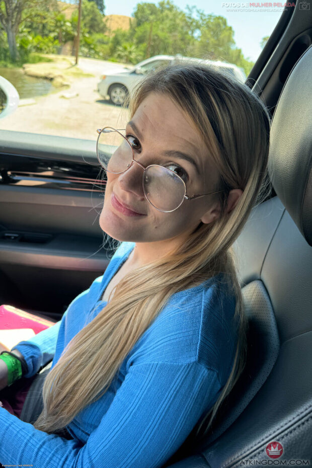 Bucetuda Loira de Óculos Pelada na Cama