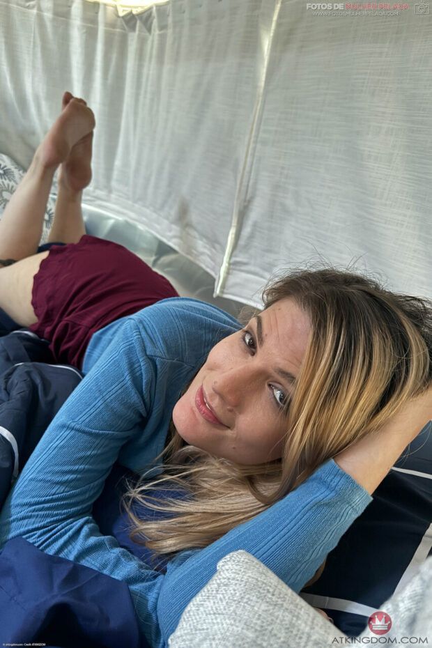 Bucetuda Loira de Óculos Pelada na Cama