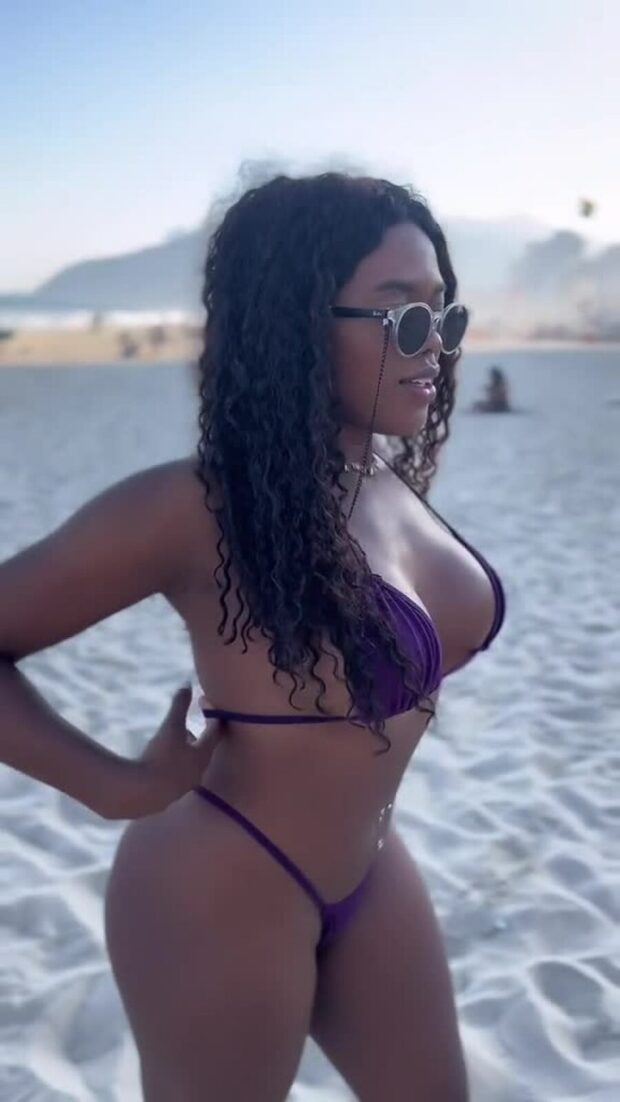 Luana flaunts Nua Pelada Exibindo sua Bunda Gostosa