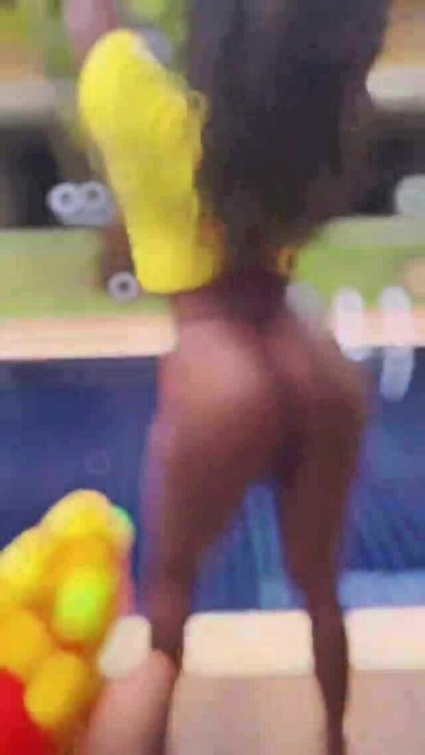Luana flaunts Nua Pelada Exibindo sua Bunda Gostosa