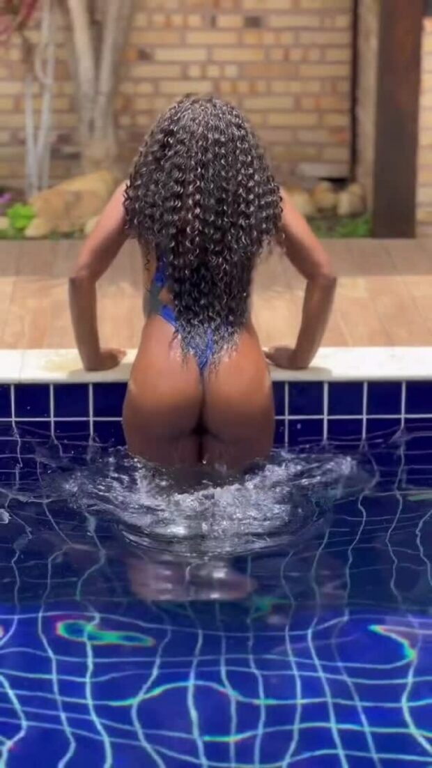 Luana flaunts Nua Pelada Exibindo sua Bunda Gostosa