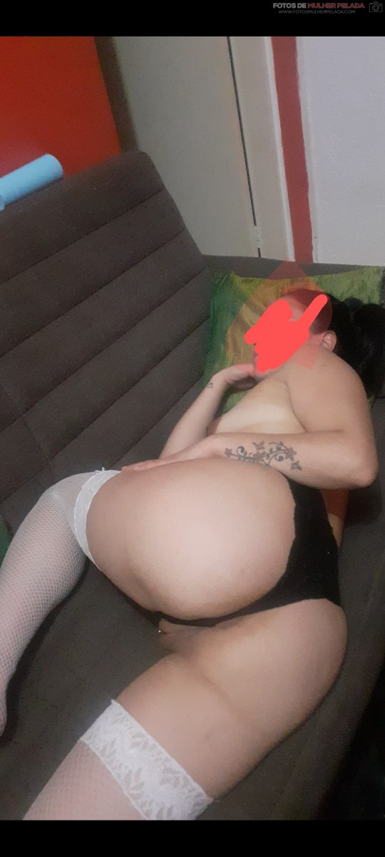 Corno Exibe e Fode a Esposa Novinha de 20 Anos em Fotos Quentes