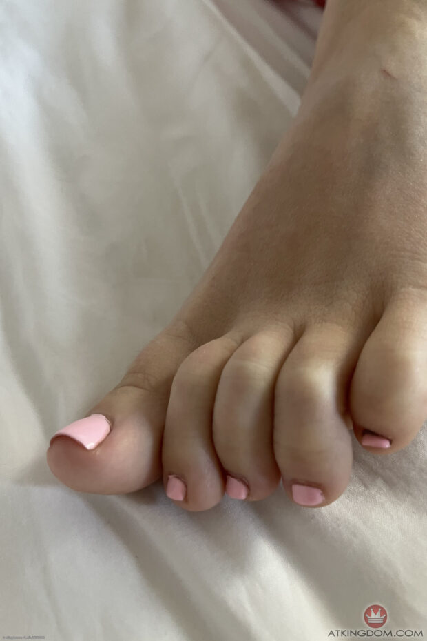 Loirinha Pelada na Cama Exibindo a Buceta Gostosa