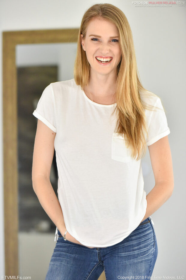 Magrinha Loirinha dos Peitinhos Pequenos e Buceta Fechadinha