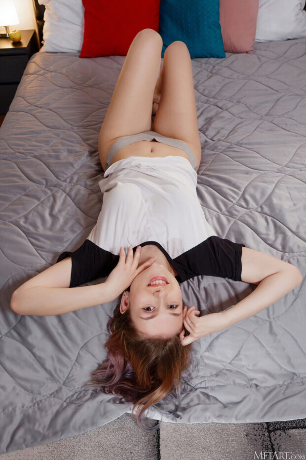 Novinha Ruiva da Buceta Rosinha Pelada na Cama