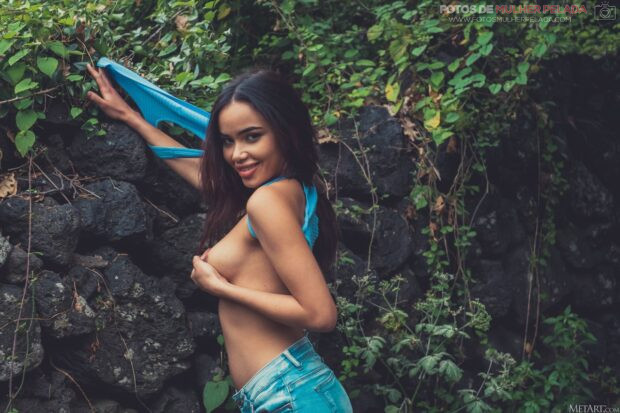 Isa Sweet - Novinha Linda e Safadinha Nua ao Ar Livre