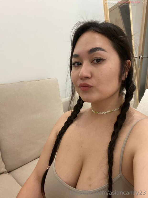 Morena Nua Peituda Mostrando a Boceta