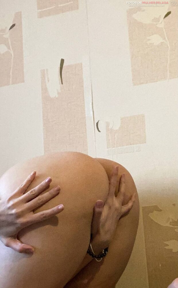 Novinha do Onlyfans Nua Mostrando os Peitinhos e a Buceta Rosinha