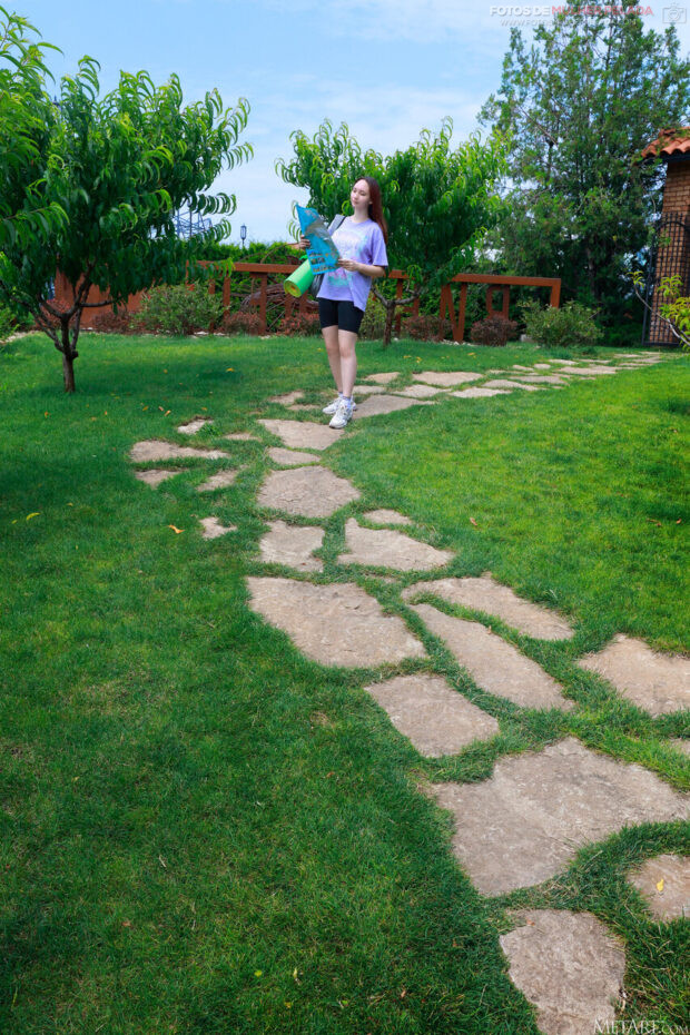Amadora ruiva com peitões lindos em fotos sensuais ao ar livre