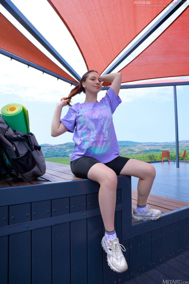 Amadora ruiva com peitões lindos em fotos sensuais ao ar livre