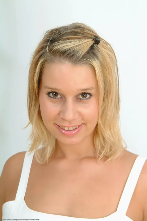 Erome loirinha gostosa pelada mostrando o cuzinho e a buceta peluda